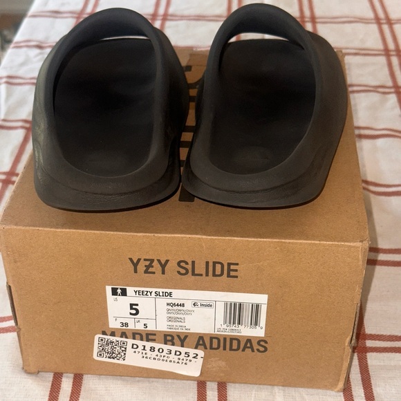 Yeezy slides Onyx size 5 - Picture 3 of 6